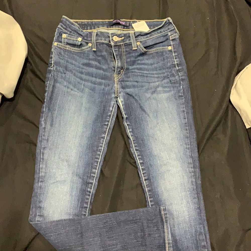 Woman’s Levi’s straight leg / skinny jeans